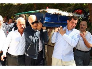 Hüseyin Çapkın'ın annesi İzmir'de toprağa verildi