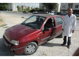 Dalgın şoför otomobilleri karıştırınca