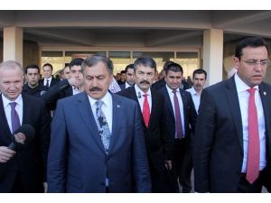 Bakan Eroğlu'ndan yaralı Japon turiste ziyaret