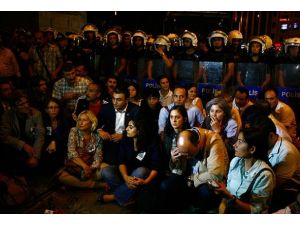 Ahmet Atakan için oturma eylemi