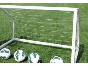 Üzerine kale direği devrilen futbolcu hayatını kaybetti