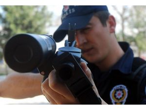 Polis saldırganı elektroşokla etkisiz hale getirecek