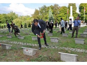 Şehitliklerimiz manevi coğrafyamızın ufuklarını ortaya koyan mekanlardır
