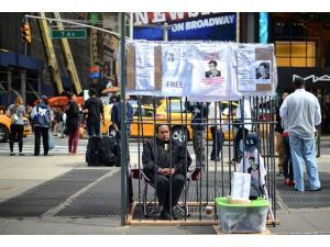 Tutuklu arkadaşına destek için kafese girdi