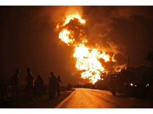 Pakistan'da NATO'ya yakıt taşıyan tankerlere saldırı