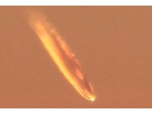 Evinin balkonundan gökyüzünden düşen cismi görüntüledi