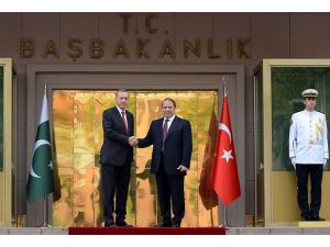 Navaz Şerif resmi törenle karşılandı