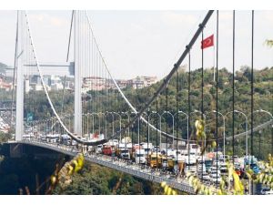 Kamyonculardan FSM Köprüsü'nde eylem