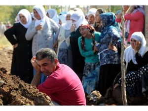 Gözyaşları içinde toprağa verildiler