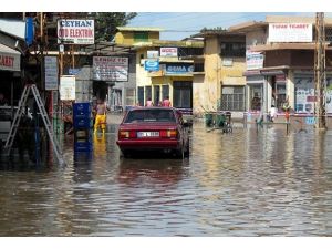 Ceyhan'da iş yerlerini su bastı