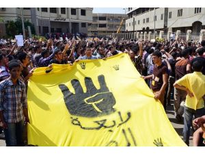 Mısır'da öğrenciler darbe karşıtı gösteriler düzenledi