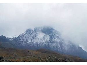 Erciyes'e mevsimin ilk karı yağdı