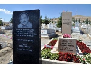Neşet Ertaş için anıt mezar