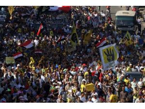 Mısır'daki kriz bir tarafın lehine sonlanacak gibi görünmüyor