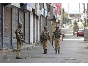 Keşmir'de polis karakoluna saldırı