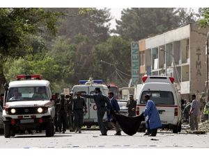 Hindistan'da çok katlı bina çöktü