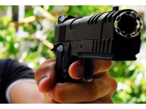 Camiden çıkana ateş etti