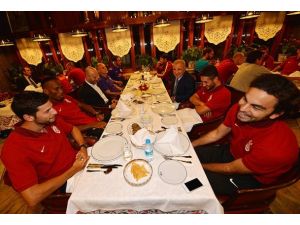 Aysal'dan futbol takımına moral yemeği