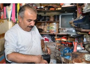 Hiç giyemediği ayakkabıları üretiyor