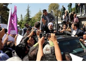 Ruhani ülkesine dönüşünde protesto edildi