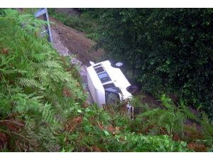 Balıkesir-Dursunbey karayolunda minibüs uçuruma yuvarlandı