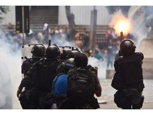 Grev yapan öğretmenlere polis müdahalesi