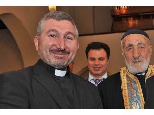 Berlin Süryanilerinin ruhani lideri sevinçten ağladı