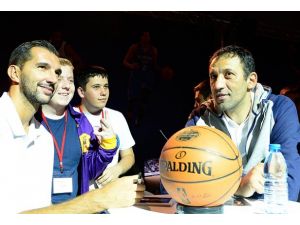 Efsane basketbolcudan Hidayet'e destek