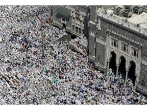 Yüzbinlerce hacı adayı cuma namazını Kabe'de kıldı