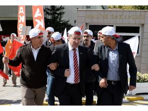 Memurlar "geri geri" yürüdü