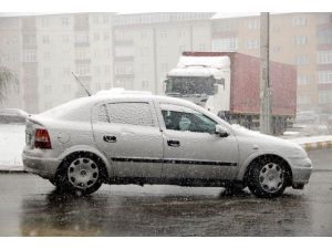 Erzurum'a mevsimin ilk karı yağdı