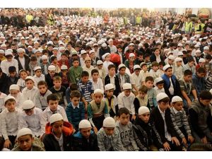 Binlerce çocuk aynı anda namaza başladı