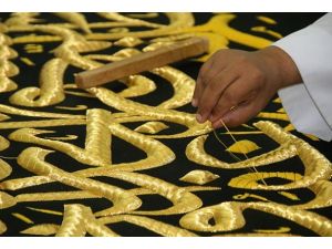 Kabe örtüsü ilmek ilmek dokunuyor