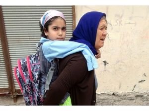 Anne sırtında okula gidiyor