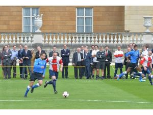 Saray bahçesinde futbol