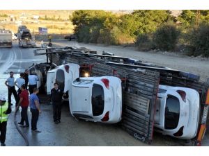 Otomobil yüklü tır devrildi