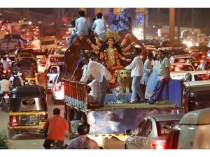 Hindu hacıları taşıyan kamyon yuvarlandı: 20 ölü