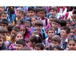 Okul kıyafetinde karar velinin