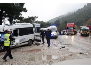 Kütahya'da minibüsle tır çarpıştı: 9 ölü, 3 yaralı