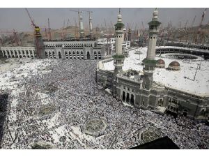 Hacı adayları cuma namazı için Kabe'ye akın etti