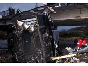 Peru'da yolcu otobüsü nehre uçtu: 50 ölü