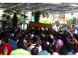 Mısırlı öğrencinin cenaze merasiminde darbe karşıtı gösteri