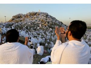 Ellerin duaya açıldığı Arafat'tan canlı yayındayız