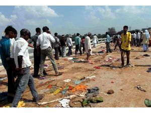 Hindistan'daki köprü izdihamında ölü sayısı artıyor