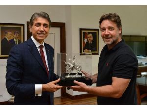 Russel Crowe filmi için mekan bakıyor