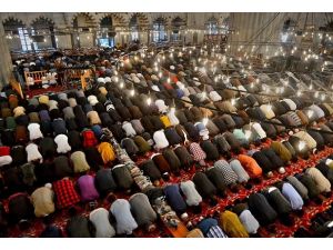 Bayram sabahı camiler doldu taştı