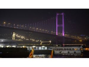 Boğaziçi Köprüsü pembeye büründü