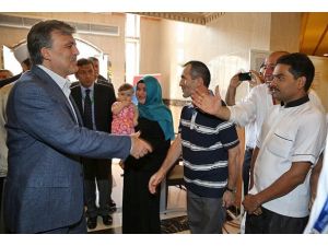 Cumhurbaşkanı Gül Türk hacılarla bayramlaştı