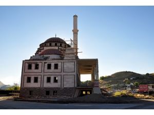 Atık kağıtları satarak cami yaptırıyorlar