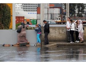 İzmir'i sağanak vurdu